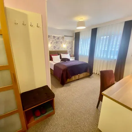 Halvat Guesthouse 4*