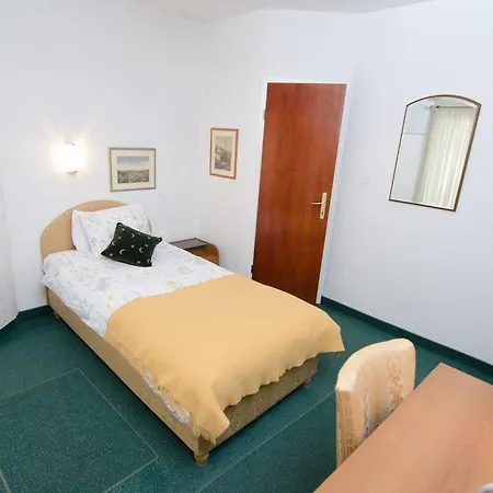 Halvat Guesthouse Guest house