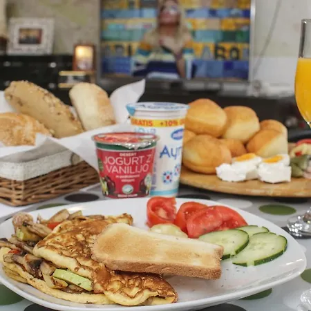 Halvat Guesthouse 4*